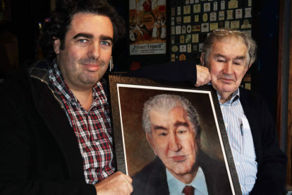 Gonzalo Prieto y Antonio Gamoneda posan junto al retrato realizado por el artista.