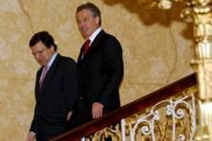 Blair y Barroso se dirigen a posar con los comisarios europeos tras participar en una mesa redonda