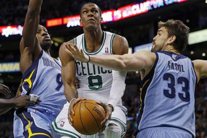 Marc Gasol trata de impedir que Rajon Rondo entre a canasta.