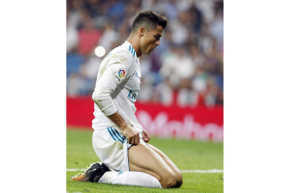 Cristiano Ronaldo, frustrado tras la derrota del Madrid en el Bernabéu. JAVIER LÓPEZ