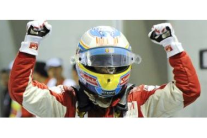 Fernando Alonso celebra eufórico un triunfo que le coloca segundo en el Mundial de F-1.