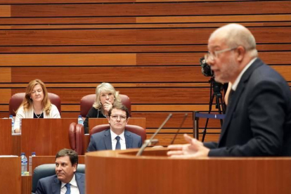 Alfonso Fernández Mañueco escucha la intervención del portavoz de Ciudadanos Francisco Igea en el Debate de Investidura.