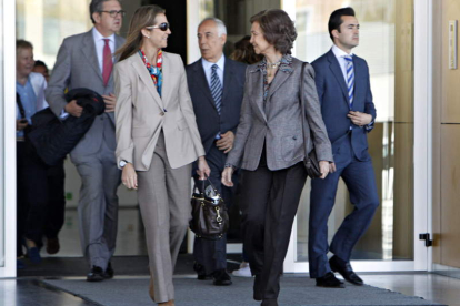 La infanta Elena y la reina Sofía salen de la Clínica Quirón de Madrid tras visitar al pequeño.