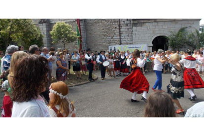 Los vecinos de La Robla despidieron sus fiestas con la celebración de la tradicional romería de la Celadina en la ermita.