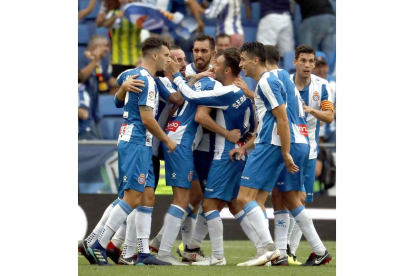 Los jugadores del Espanyol celebran uno de sus goles. TONI ALBIR