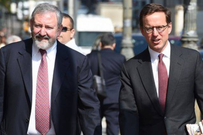 Los abogados del Gobierno argentino, Carmine Boccuzzi (derecha) y Jonathan Blackman, llegan al tribunal de Nueva York, este martes.