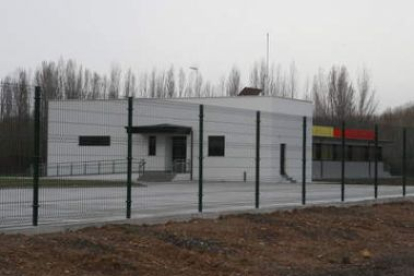 El nuevo edificio del colegio de Carbajal alberga tres unidades y posee una planta.