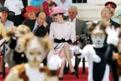 La princesa Ana de Inglaterra charla con Peter Caruana durante su visita de junio a Gibraltar