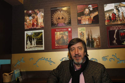 Gonzalo González-Cayón ante la muestra de discos de la Semana Santa que expone estos días el restaurante.