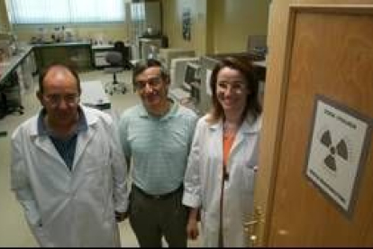 Benito de Celis, Toyi del Canto y José María Lumbreras, en el laboratorio de Física Nuclear