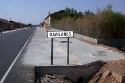 Imagen de las nuevas aceras de la población de Gavilanes, cruzado por la LE-420
