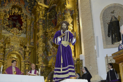 Miércoles Santo en Sahagún. Solemne acto del Besapiés a la talla de Nuestro Padre Jesús Nazareno. ACACIO DÍAZ