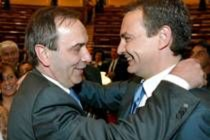 José Antonio Alonso fue de los primeros en felicitar efusivamente a su amigo Zapatero