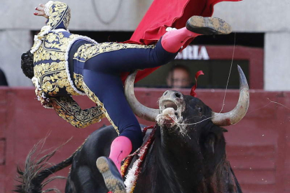 Iván Fandiño cogido por su primer toro.