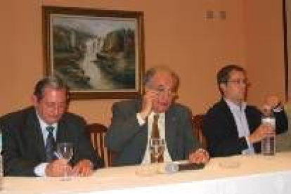 El delegado de la Junta, Ferrero y López Benito, ayer, en La Bañeza