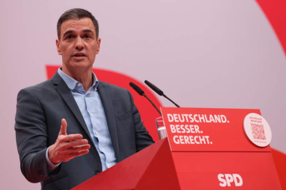 Sánchez , ayer en Berlín, en la arenga al SPD alemán, en caída libre en las encuestas. EFE