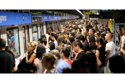 Aglomeración de viajeros en la estación de la Sagrera durante una jornada de huelga del metro