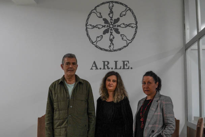 Aurelio Gil, presidente de Arle, con las terapeutas Marta Prieto Arce y Victoria Álvarez, en la nueva sede de la asociación. MIGUEL F. B.