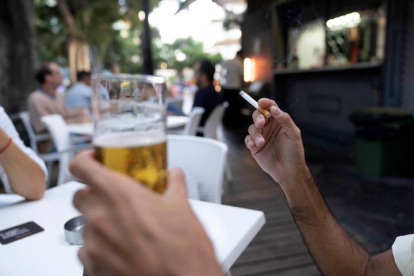 Una persona consume una cervez en una terraza. MIGUEL BARRETO