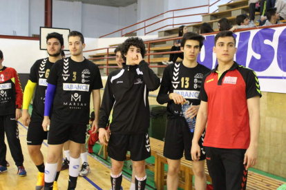 Los juveniles del Ademar sumaron ayer la primera victoria. DL