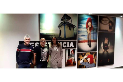 Álex Cooper, Óscar de la Huerga y Mary Wilson ante las obras que exponen en la sala Berlanga de Madrid. DL