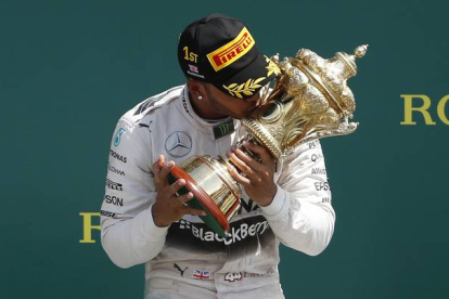 Hamilton besando la copa de la victoria en el GP de Inglaterra.