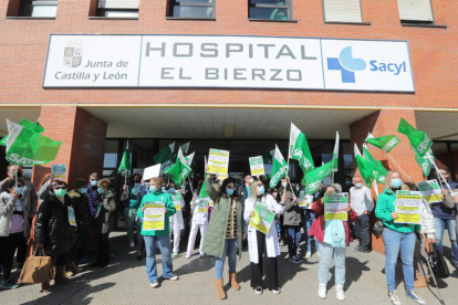 Concentración de protesta celebrada, ayer, en el acceso principal del hospital. L. DE LA MATA