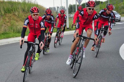 Evans (i) se entrenó ayer con el resto de compañeros del BMC en la víspera del inicio del Tour.