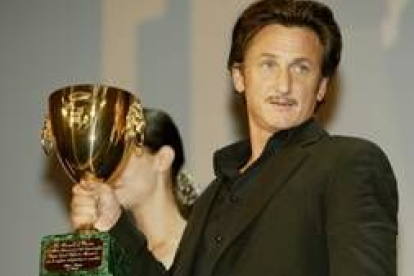 El actor Sean Penn con la «Copa Volpi» en una foto de archivo