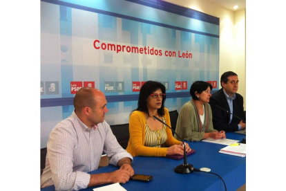 Procuradores del PSOE en rueda de prensa.