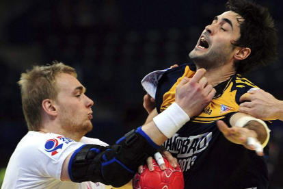 Rene Toft Hansen lucha por el balón con Raúl Entrerríos durante la semifinal del Campeonato de Europa.