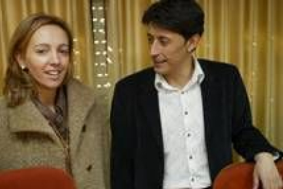 Maribel Lorenzana y Miguel Hidalgo, en el salón de plenos de Villaquilambre, tras anunciar la moción
