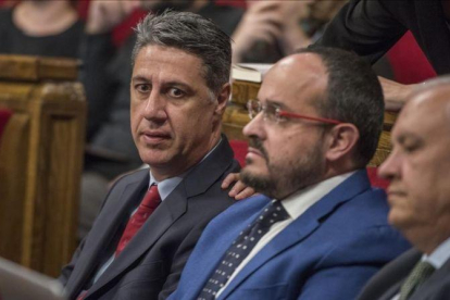 El líder del PPC, Xavier García Albiol, junto a los diputados Alejandro Fernández y Santi Rodríguez, en el Parlament.