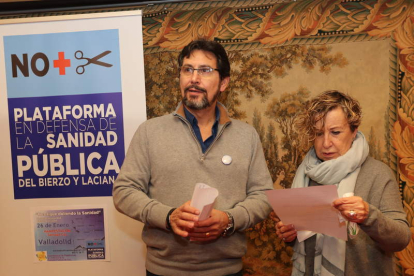 Plácido Martínez y Pilar Martín Coruña, de la Plataforma. L. DE LA MATA