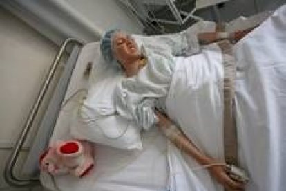 Una niña de doce años en el hospital después de que una bomba de racimo le explotara en las manos