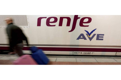 Un pasajero se dispone a coger el primer AVE León-Madrid