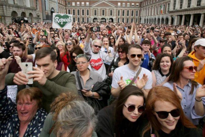Partidarios del sí a la reforma esperan el resultado oficial en Dublín.