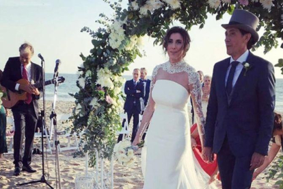 Paz Padilla y Juan Vidal, este sábado durante su boda en la playa de Zahara de los Atunes.