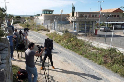 Periodistas en los accesos a la prisión de Brieva (Ávila).