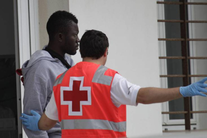 Un inmigrante de origen subsahariano rescatado por Salvamento Marítimo en aguas del Estrecho de Gibraltar.