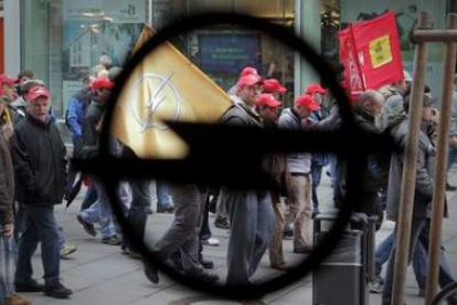 Los empleados de Opel se manifiestan frente a las puertas de la sede de la empresa.