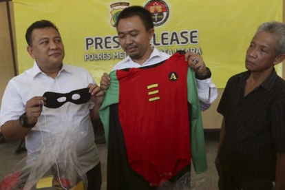 La policía indonesia muestra un disfraz de Robin como prueba de una fiesta gay por la que ha detenido a 141 hombres.