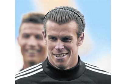 Bale, con Ronaldo al fondo, bromea durante la sesión de ayer en Cardiff.