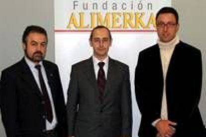 Los representantes de Aspace, Alimerka y Carriegos, tras la firma del convenio