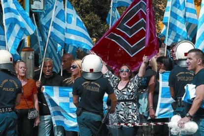 Manifestación de seguidores ultras de Amanecer Dorado, en Atenas.
