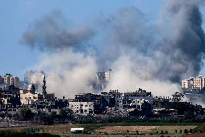 Casas destruidas y en llamas tras un ataque israelí en el norte de Gaza. HANNIBAL HANSCHKE