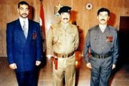 El exdictador en una foto de archivo entre sus dos hijos, Uday y Qusay Huseín