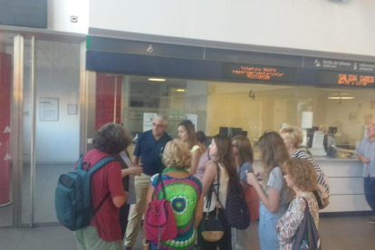 Un grupo de viajeros reclama información en la estación de León.