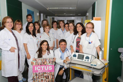 El coordinador de la Unidad de Ictus del Hospital, Javier Tejada, junto al equipo del Caule