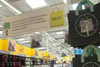 El hipermercado Carrefour cuenta ya con bolsas biodegradables y reutilizables.